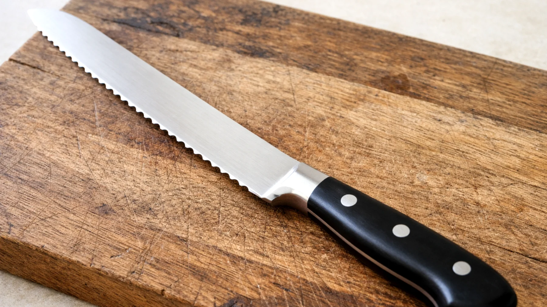 Come far durare più a lungo il coltello da pane seguendo i trucchi della nonna per preservarne l'affilatura e la qualità nel tempo"